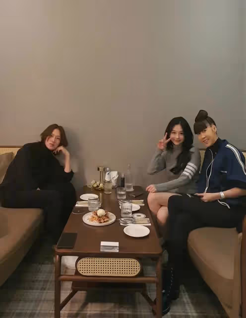 邱淑貞長女赴韓會男偶像，滿身奢侈品大秀美腿，互換衣服顯親密