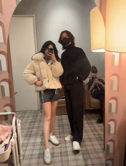 邱淑貞長女赴韓會男偶像，滿身奢侈品大秀美腿，互換衣服顯親密