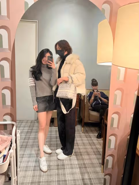 邱淑貞長女赴韓會男偶像，滿身奢侈品大秀美腿，互換衣服顯親密