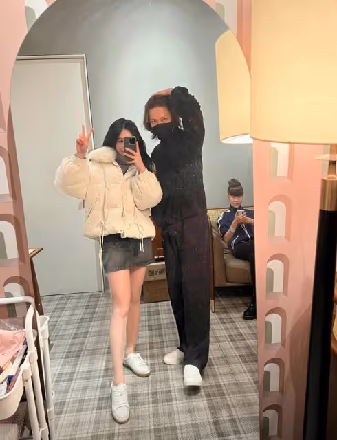 邱淑貞長女赴韓會男偶像，滿身奢侈品大秀美腿，互換衣服顯親密