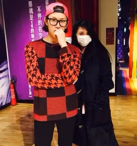 邱淑貞長女赴韓會男偶像，滿身奢侈品大秀美腿，互換衣服顯親密