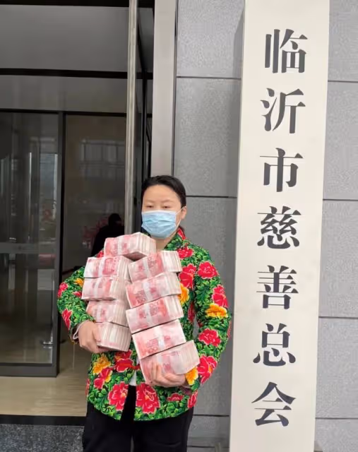 草帽姐為家鄉再捐120萬！抱10沓百元大鈔顯豪氣，物資擺滿一條街