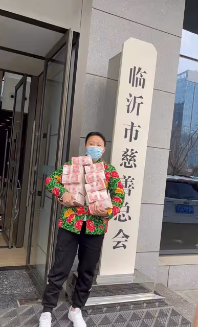 草帽姐為家鄉再捐120萬！抱10沓百元大鈔顯豪氣，物資擺滿一條街