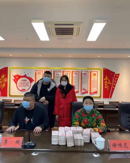 草帽姐為家鄉再捐120萬！抱10沓百元大鈔顯豪氣，物資擺滿一條街