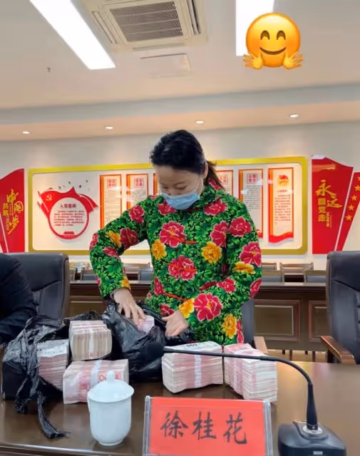 草帽姐為家鄉再捐120萬！抱10沓百元大鈔顯豪氣，物資擺滿一條街