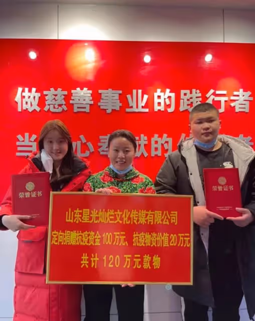 草帽姐為家鄉再捐120萬！抱10沓百元大鈔顯豪氣，物資擺滿一條街
