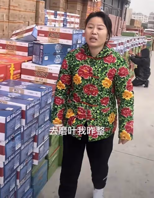 草帽姐為家鄉再捐120萬！抱10沓百元大鈔顯豪氣，物資擺滿一條街