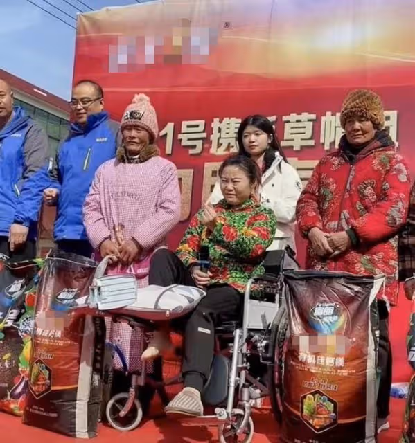 草帽姐為家鄉再捐120萬！抱10沓百元大鈔顯豪氣，物資擺滿一條街