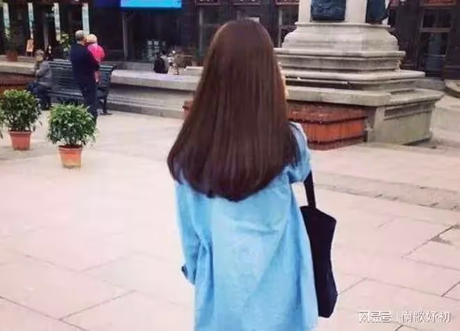 蜜月回來,卻發現鑰匙開不了門,回頭看到趕來的婆婆,扇她耳光