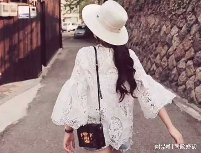 蜜月回來,卻發現鑰匙開不了門,回頭看到趕來的婆婆,扇她耳光