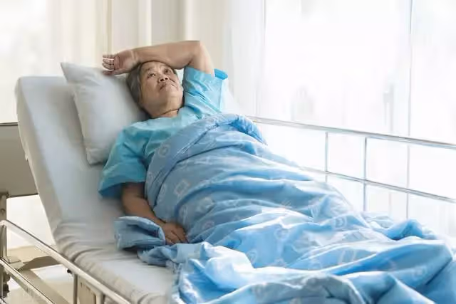 婆婆臥床8年,交代財產給兒子,兒媳:媽,我們沒資格要啊