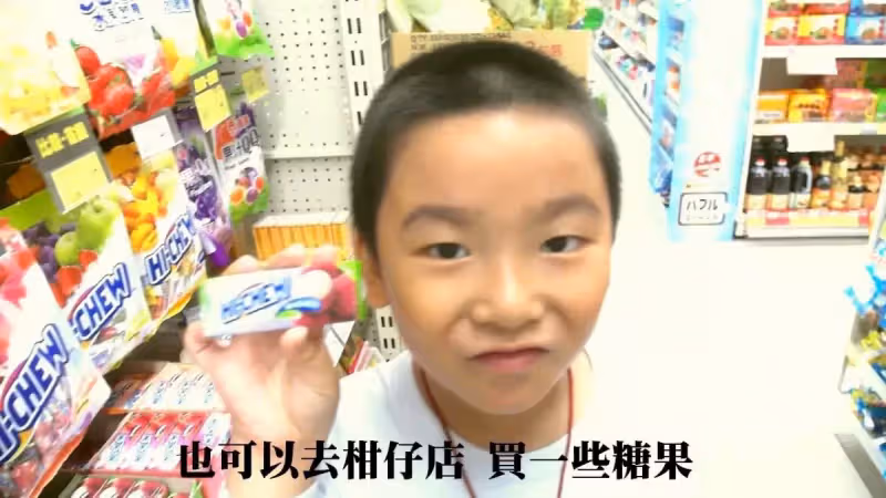 太累坐路邊休息！9歲童「忍熱穿玩偶裝工作」每天步行10公里 為補貼家用「犧牲童年不喊苦」：有錢就能買飯了