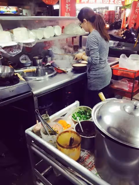 懂得飲水思源!小姊弟家窮「只敢合點一份鐵板麵」喝湯喝到飽 牛排館老闆娘「偷偷加雙人份」長大換他們報恩