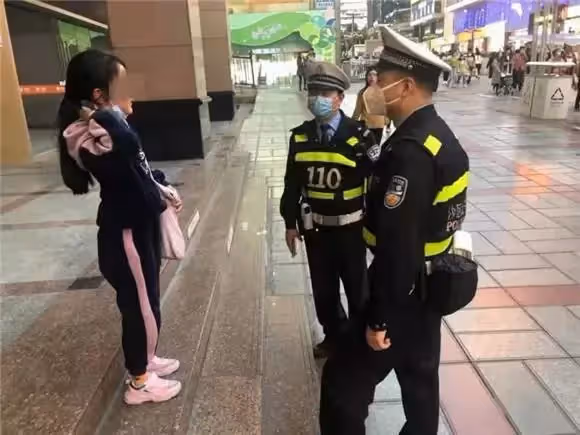 可愛又機智！11歲小女孩獨自出門補習功課，弄丟零花錢向員警叔叔借錢吃麵