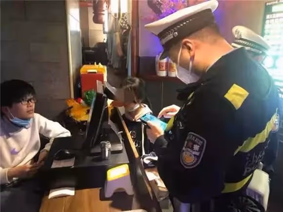 可愛又機智！11歲小女孩獨自出門補習功課，弄丟零花錢向員警叔叔借錢吃麵