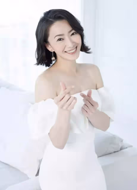 44歲女星怒斥無良商家，盲父買水果被熟人用手段，吃下長蟲梅子