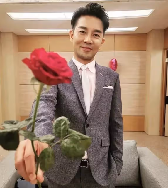 49歲謝承均淩晨逛電視臺「20年回憶歷歷在目」，再忙也盡孝「伴母養病邊演戲」，盼到苦盡甘來：做人要懂得感恩