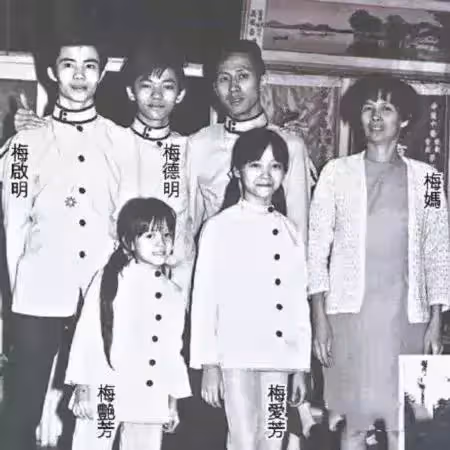 她曾是香港最耀眼的巨星,卻在40歲遺憾離世,短暫的一生寫滿傳奇