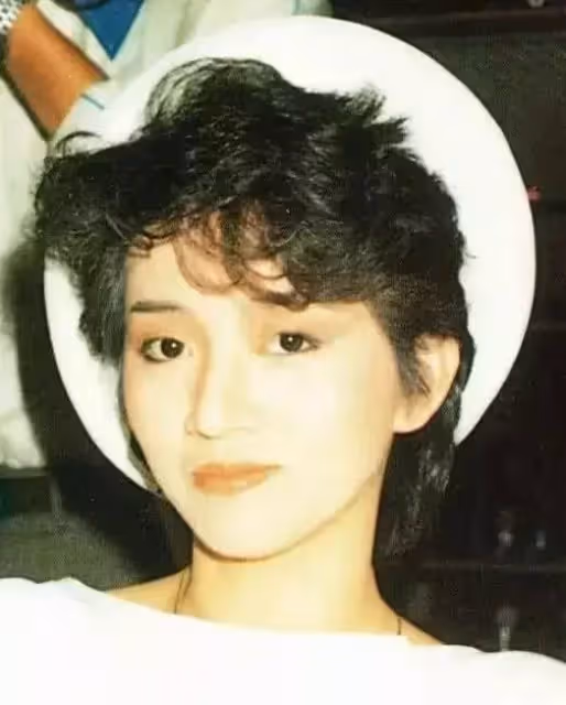 她曾是香港最耀眼的巨星,卻在40歲遺憾離世,短暫的一生寫滿傳奇