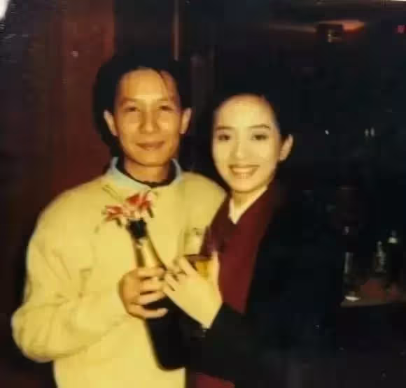她曾是香港最耀眼的巨星,卻在40歲遺憾離世,短暫的一生寫滿傳奇