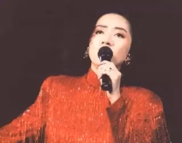 她曾是香港最耀眼的巨星,卻在40歲遺憾離世,短暫的一生寫滿傳奇