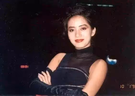 她曾是香港最耀眼的巨星,卻在40歲遺憾離世,短暫的一生寫滿傳奇