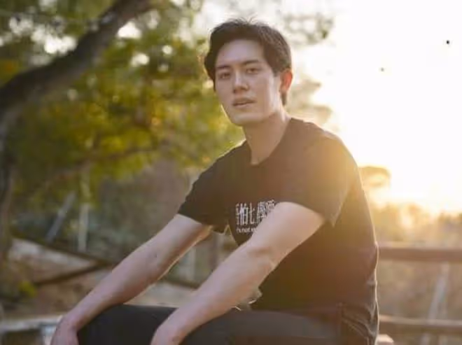 又一TVB藝人賣保險!名校畢業曾當飛行員收入高,卻不幸被裁員
