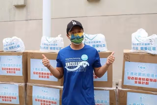 有愛心!香港知名男星為長者送抗疫物資,做義工同時還向前線打氣