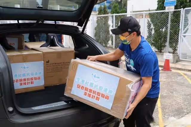 有愛心!香港知名男星為長者送抗疫物資,做義工同時還向前線打氣