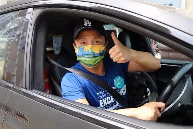 有愛心!香港知名男星為長者送抗疫物資,做義工同時還向前線打氣