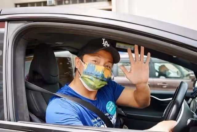 有愛心!香港知名男星為長者送抗疫物資,做義工同時還向前線打氣
