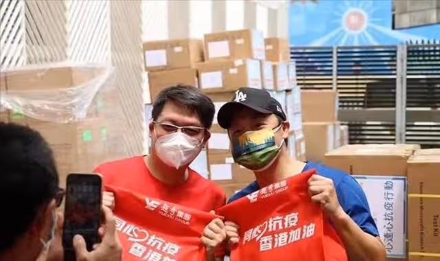 有愛心！香港知名男星為長者送抗疫物資，做義工同時還向前線打氣