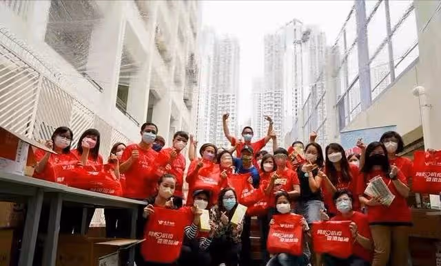 有愛心！香港知名男星為長者送抗疫物資，做義工同時還向前線打氣