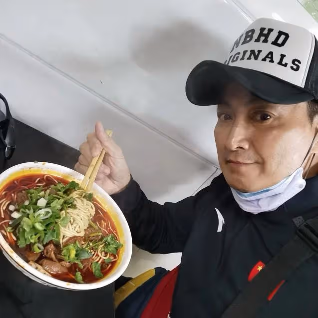 何家勁穿國產服裝現身襄陽!小店吃面接地氣,與老闆娘合影顯親切