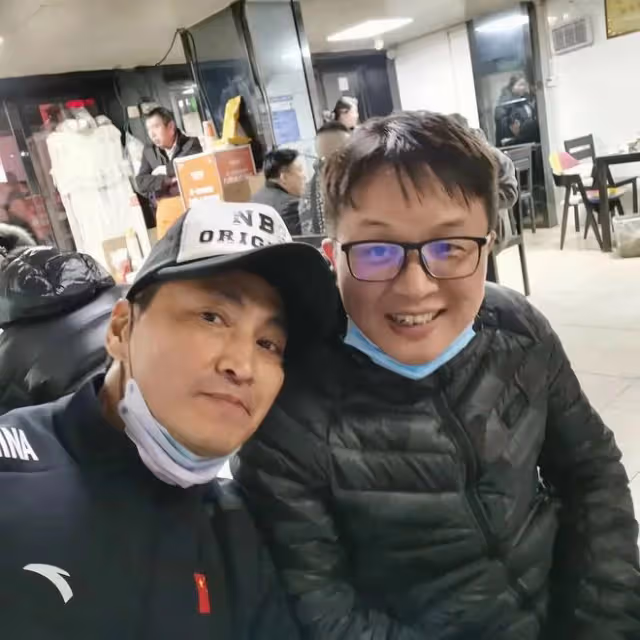 何家勁穿國產服裝現身襄陽!小店吃面接地氣,與老闆娘合影顯親切