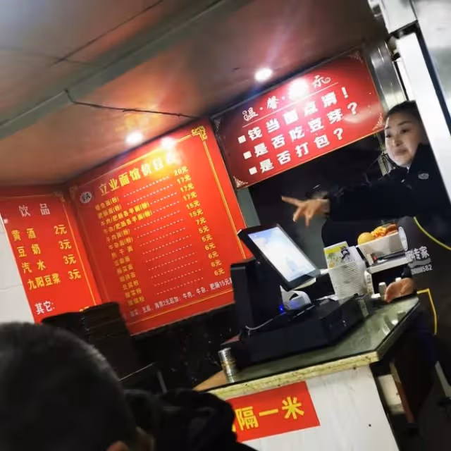 何家勁穿國產服裝現身襄陽!小店吃面接地氣,與老闆娘合影顯親切