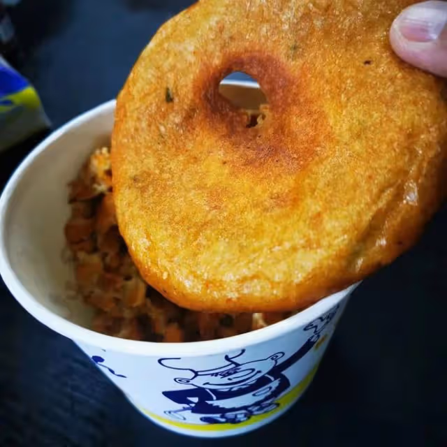 何家勁穿國產服裝現身襄陽!小店吃面接地氣,與老闆娘合影顯親切