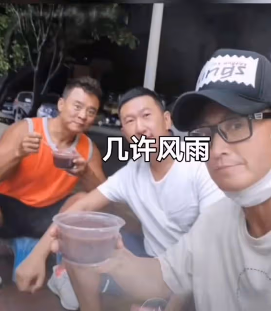 何家勁穿國產服裝現身襄陽!小店吃面接地氣,與老闆娘合影顯親切
