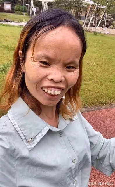 陝西女子憑藉奇特外貌成為大網紅,說話搞笑,自信度不輸當年鳳姐