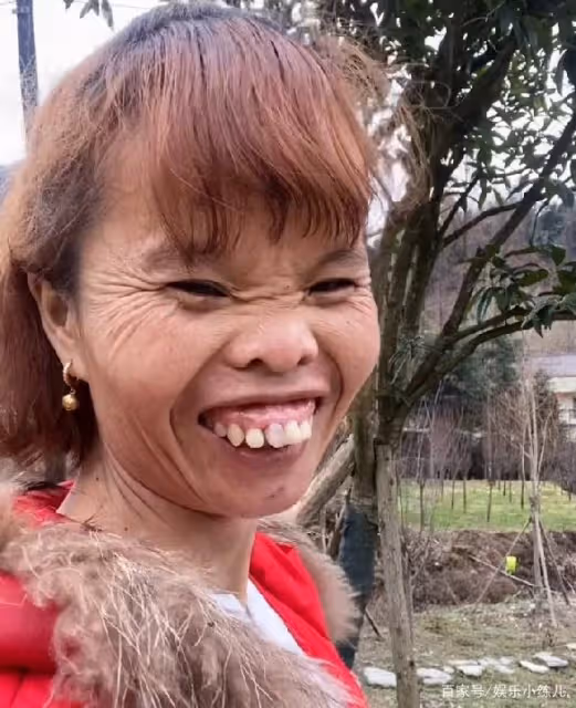 陝西女子憑藉奇特外貌成為大網紅,說話搞笑,自信度不輸當年鳳姐