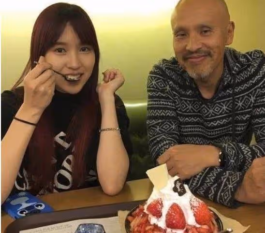 出生日本財閥世家,遠赴韓國靠TWICE出道,卻患上舞台恐懼症