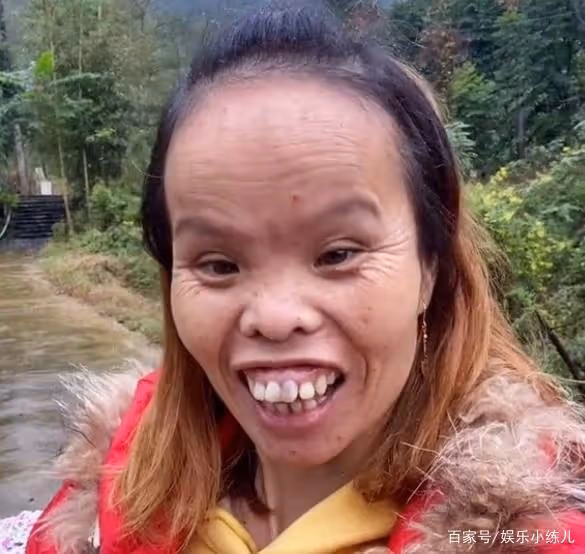 陝西女子憑藉奇特外貌成為大網紅,說話搞笑,自信度不輸當年鳳姐