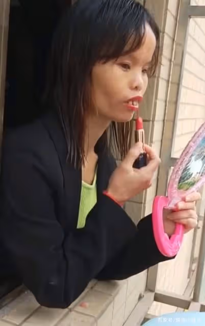陝西女子憑藉奇特外貌成為大網紅,說話搞笑,自信度不輸當年鳳姐