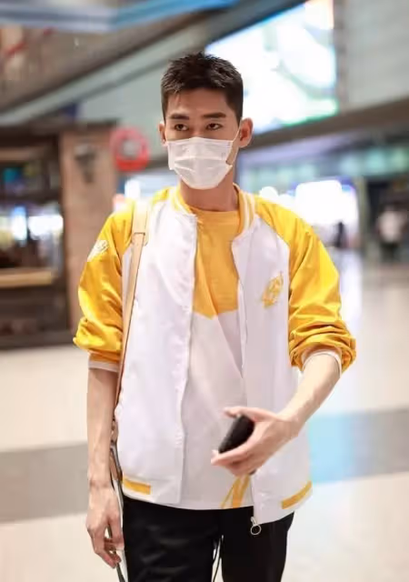 張翰看臉真成熟了不少，但穿衣然有學長的氣質，黃白配色挺顯白