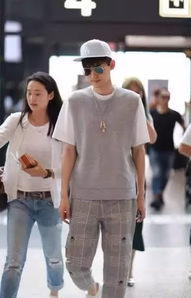 張翰看臉真成熟了不少，但穿衣然有學長的氣質，黃白配色挺顯白