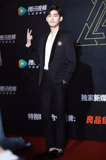 張翰看臉真成熟了不少，但穿衣然有學長的氣質，黃白配色挺顯白