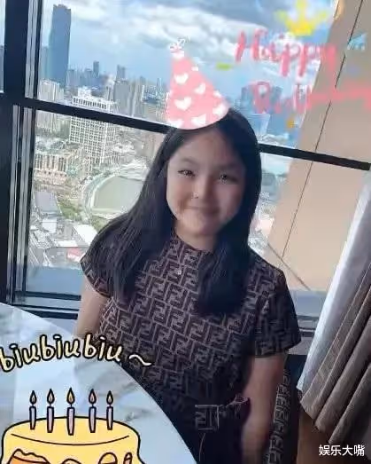 王詩齡現身機場名牌傍身，遭網友吐槽穿著有點老氣，小胖妞兒