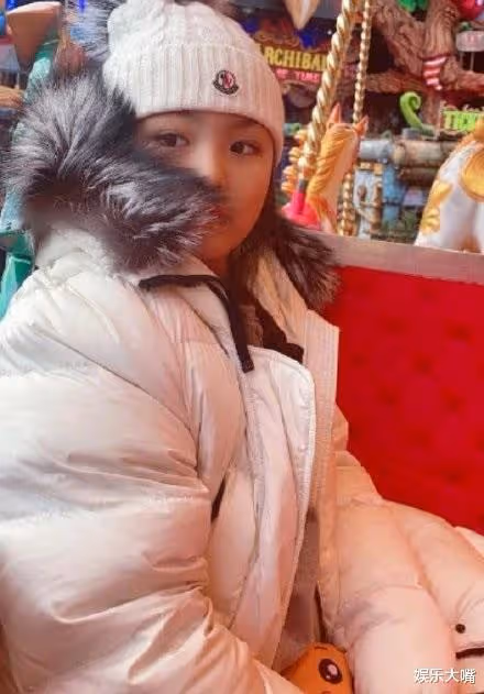 王詩齡現身機場名牌傍身，遭網友吐槽穿著有點老氣，小胖妞兒