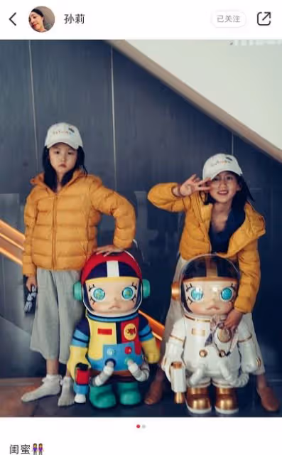 孫莉曬小女兒近照，7歲黃少艾顏值高鏡頭感超強，與閨蜜合照神似雙胞胎