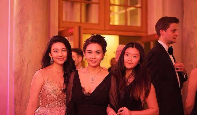 邱淑貞女兒與南韓男星金希澈貼臉合照粉絲:追不到你就追你的女兒